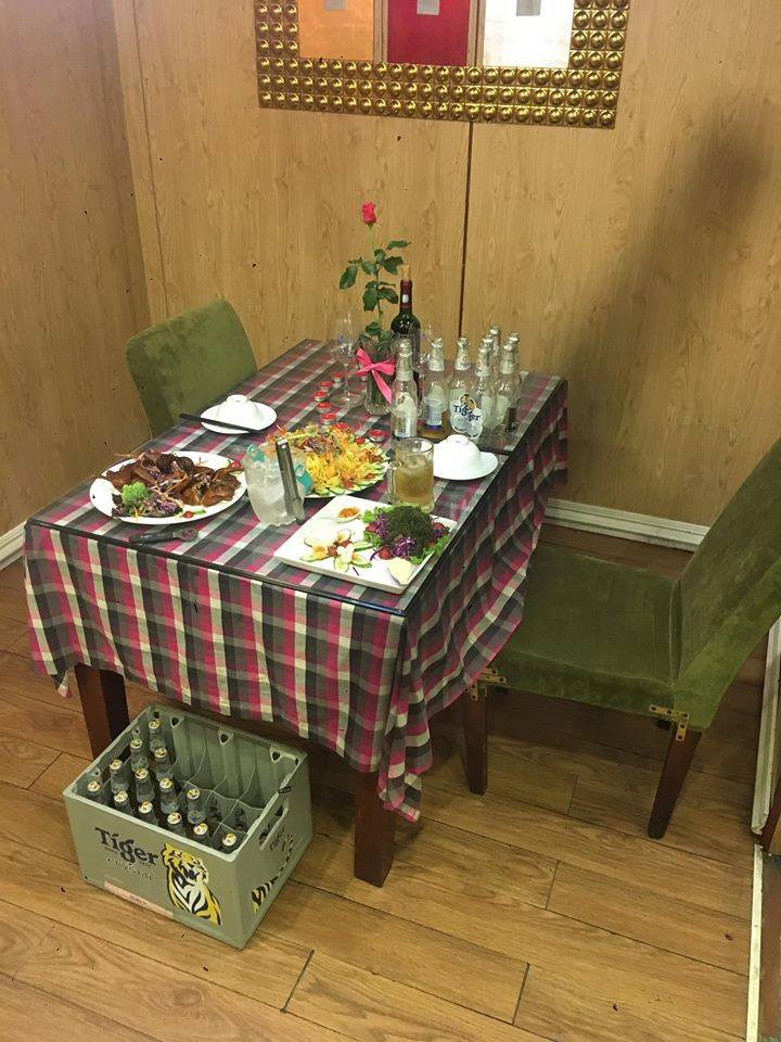 Câu chuyện cô gái trẻ bị bỏ bom ở nhà hàng đến 2 giờ sáng và hành động đẹp của chủ quán